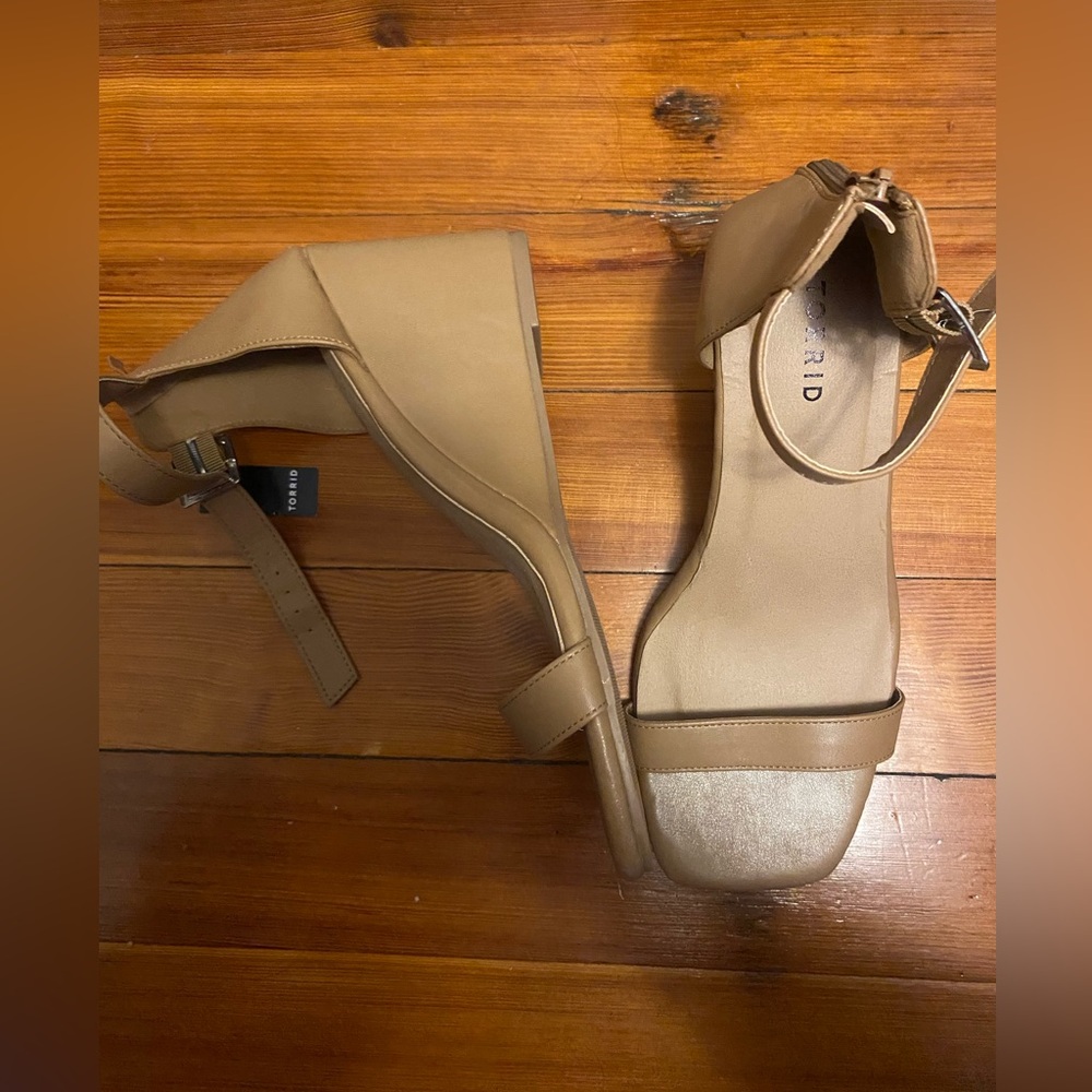 Brand new tan wedges